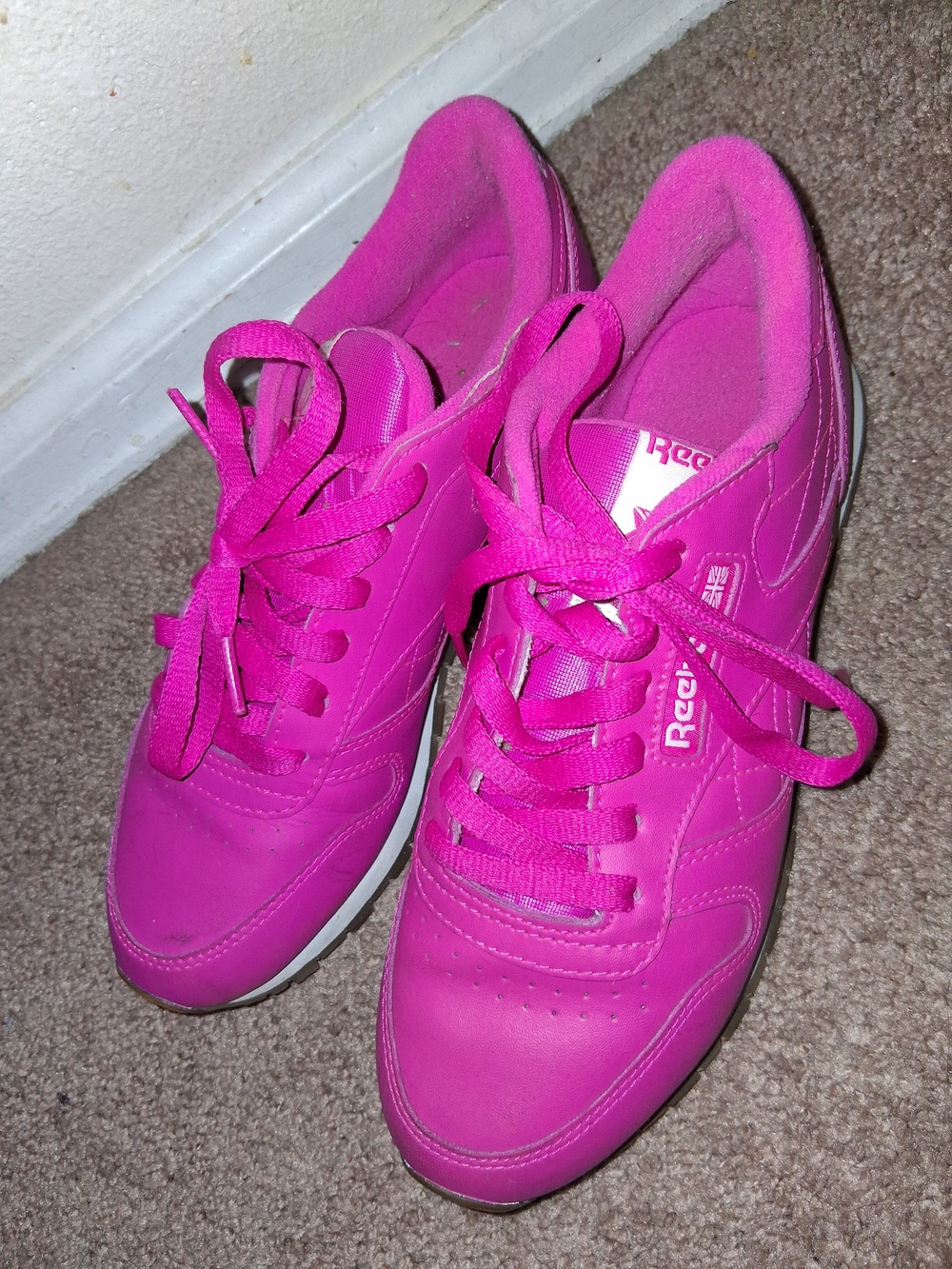 Like New Reebok Size 8 Women’s Bright Pink Low-Top Lace-Up Sneakers - Picture 2 of 8